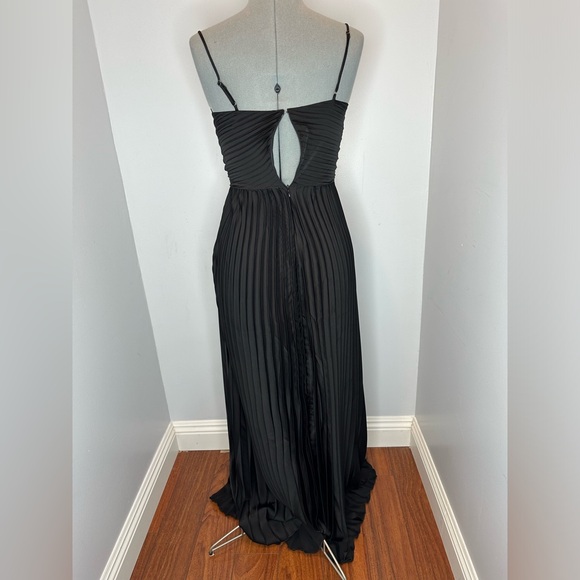 Petal & Pup Naira Pleated Maxi Dress - Picture 6 of 8